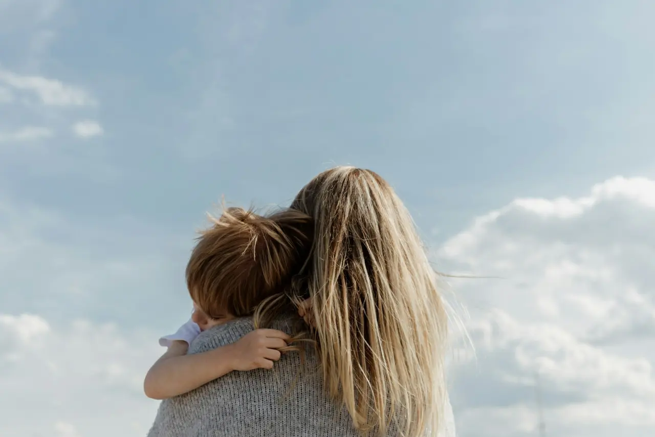 Una madre cargando a su hijo pequeño