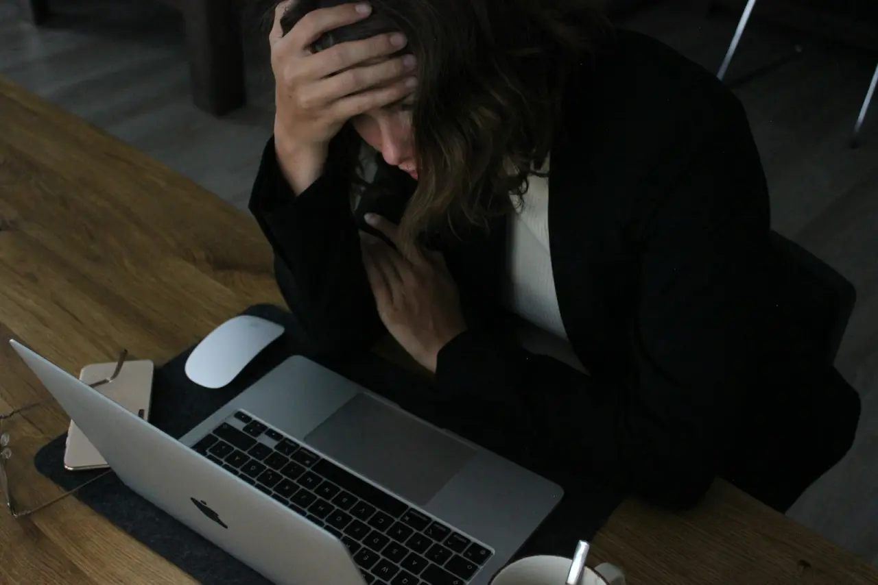 Persona agobiada mirando muchas notificaciones en el móvil