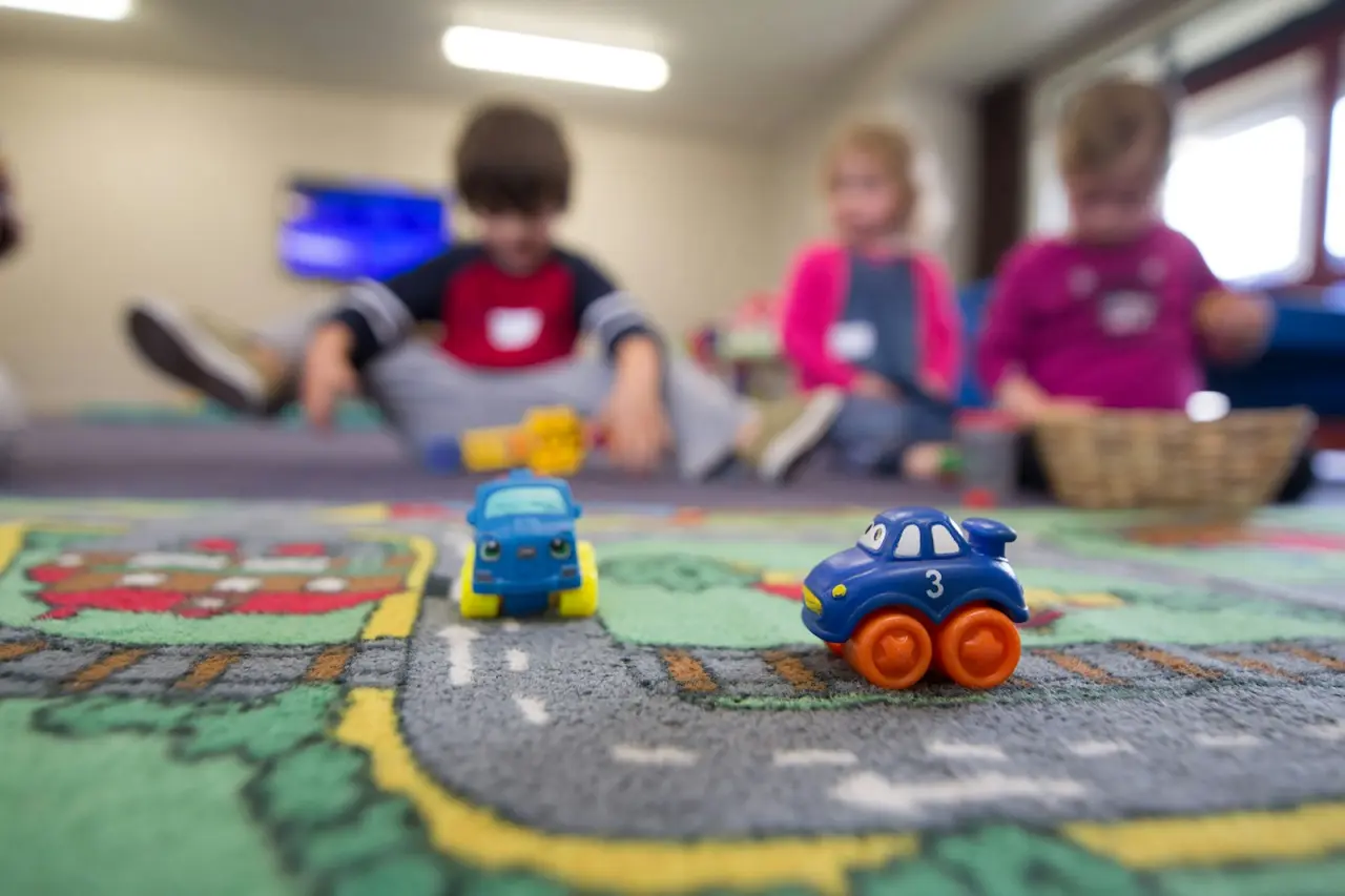 Niños pequeños jugando en el aula de una escuela infantil
